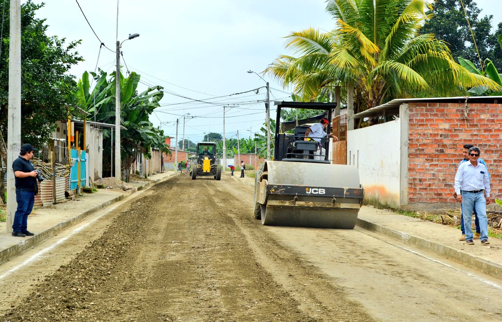 FelipeMix82's tweet photo. El Alcalde @cesarencaladae verificó los avances de la obra previa a la ubicación de carpeta asfáltica y también recorrió la ruta que tendrá la vía para desvío de vehículos pesados para evitar su paso por la calle Bolívar.
@municipiopasaje @viviugarte @matyjosy @verofer1 https://t.co/bTVNULGXmW