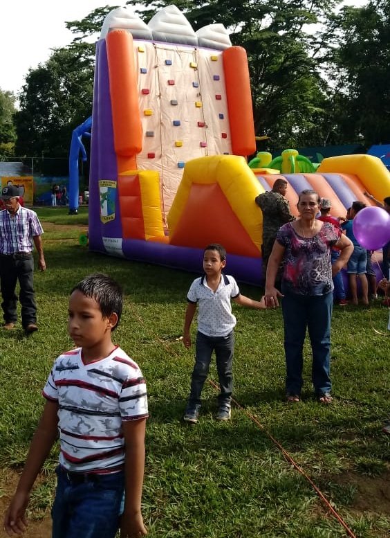 senafrontpanama's tweet photo. Senafront lleva mucha diversión a la actividad del #DiadelNiñoylaNiña en Dolega, organizado por el #EquipoDPD . @minsegpanama #Marca109 #ProgresoSeguro #SeguridadCiudadana https://t.co/e7c4HaBu7D