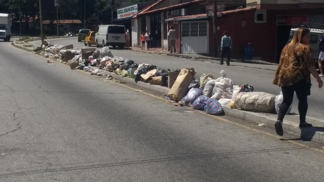 Merideños DENUNCIAN el grave problema con la falta de recolección de los desechos sólidos por parte del Alcalde del municipio Libertador, Alcides Monsalve (AD). OJO así luce la Av. Los Próceres y la principal del sector La Milagrosa, entre otros sectores. #8Jul 👇 1/3