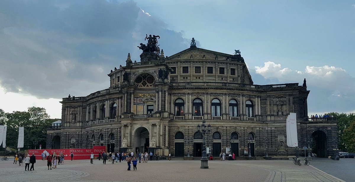 Opernjunkie's tweet photo. Mit Igor #Strawinsky|s #OedipusRex und Luigi #Dallapiccola|s #IlPrigioniero mal wieder 2 für 1 😄 #Semperoper #Dresden https://t.co/I5sXgTJMsA
