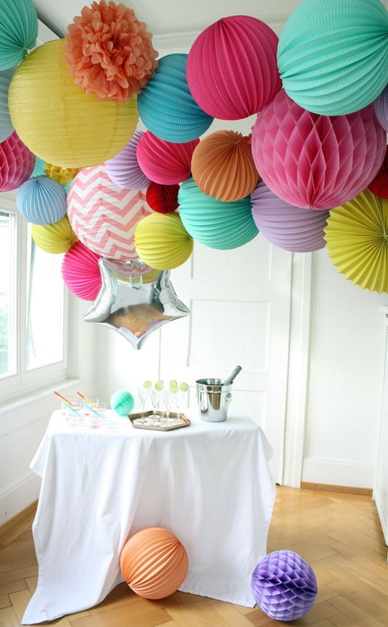 lightalanternSA's tweet image. Create gorgeous décor with paper elements. Mix watermelon lanterns with honeycomb balls, and paper pompoms. Use different sizes and colours for a textured, layered display. goo.gl/6QvbrZ
🏮🏮🏮
#paperdecor #pompoms #watermelonlanterns #honeycombballs #homedecor