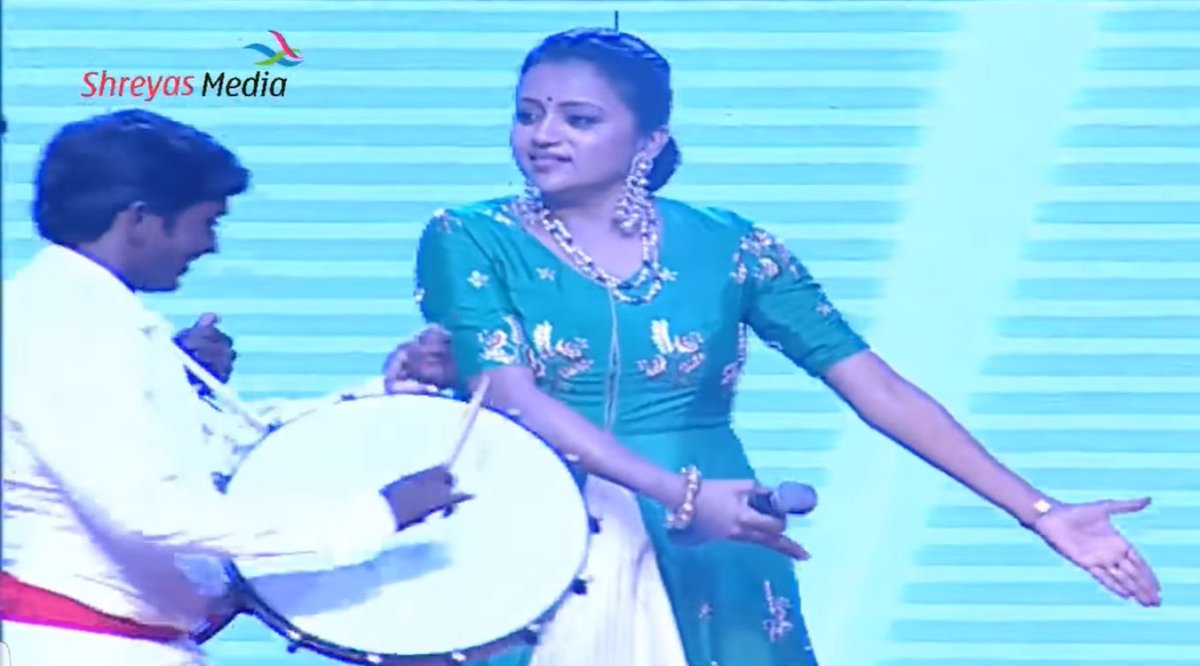 shreyasgroup's tweet photo. It's an eye-feast cum pleasent experience to watch @ItsSumaKanakala 's teenmar dance at #Rangasthalam 100 days celebrations! #Suma #SuperbDance #Rangasthalam #100DaysCelebrations
👉 https://t.co/yfQkSU2fLm https://t.co/nZ2dcFPwMP