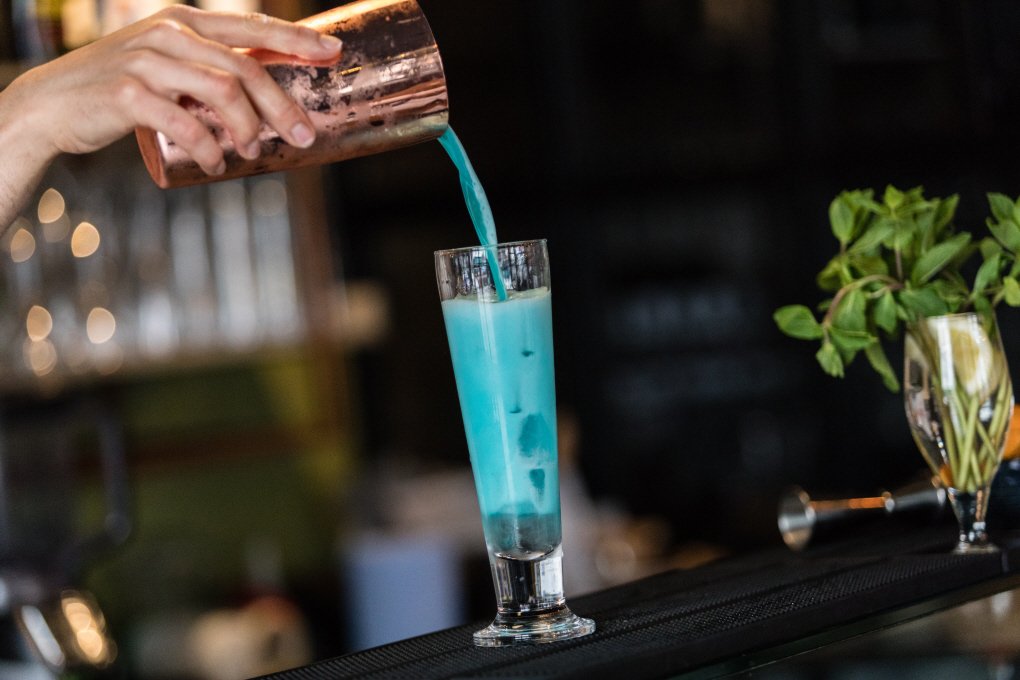 ItalianVenerdi's tweet photo. We are just about to make you a cocktail, what will yours be? Comment below
*
#cocktail #drinksdrinks #drinksofig #drinksanyone #drinksgalore #drinksinhand #drinksandmoredrinks #drinksfordays #drinksup #drinksondeck #drinksofinstagram #barman #bar #Sunday #Italian #Venerdi https://t.co/TRM6jngpDy