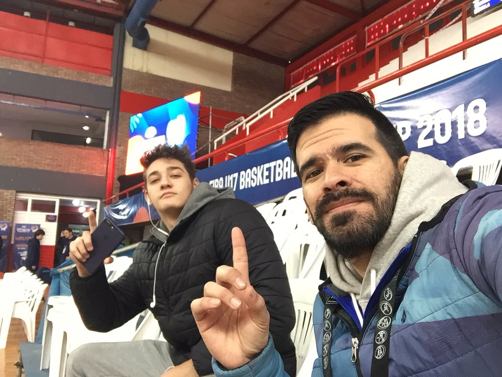 powerteambasket's tweet photo. Con @SantiLavallen y @Ekito1984 en el #FIBAU17 #volcadas #show https://t.co/rbs277sQKi
