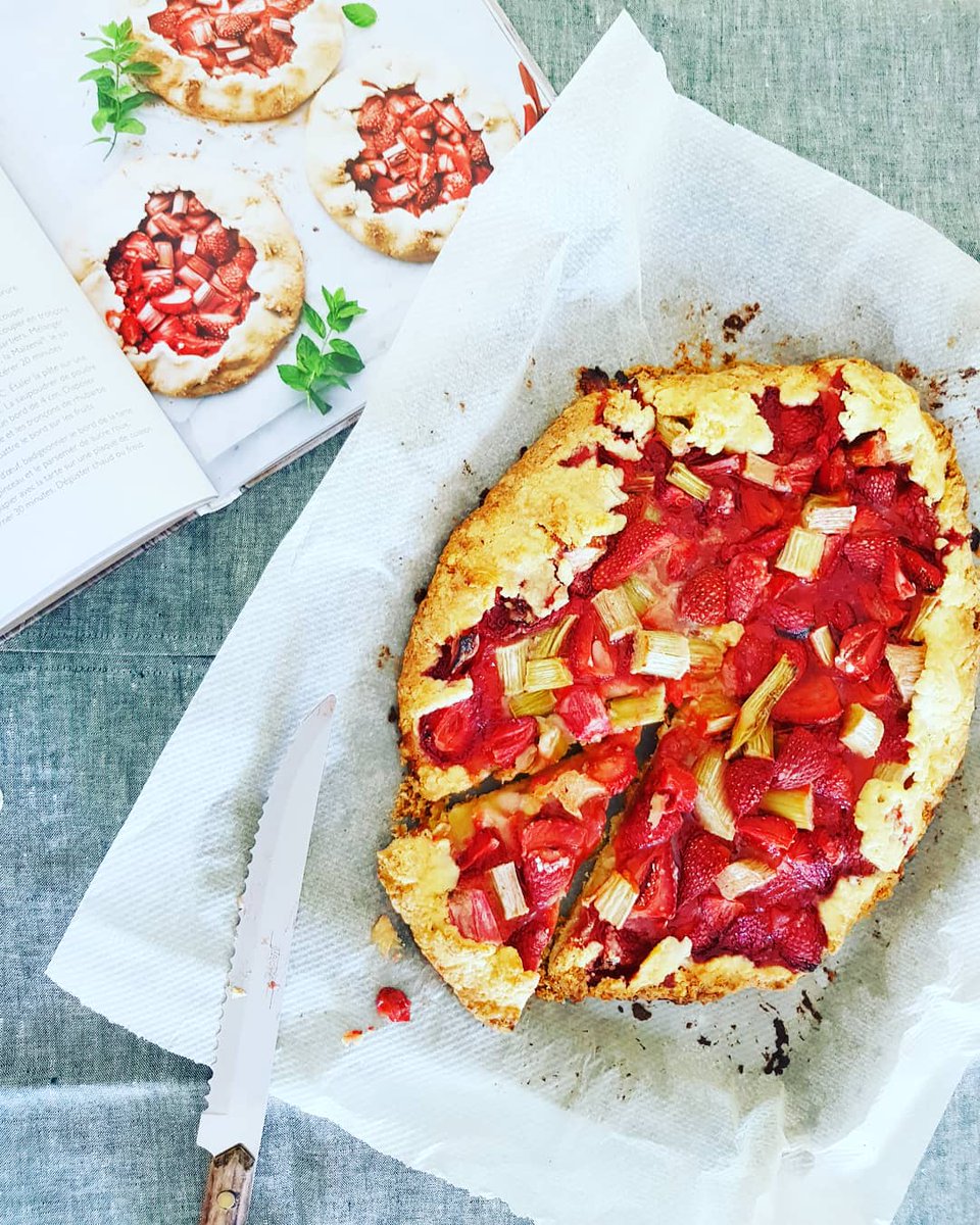 Les plaisirs de l'été 🍃🍓 
Tarte rustique fraises/rhubarbe, recette inspirée du livre de  <a href="/Plus_une_miette/">Plus une miette</a> 
#summer #Pie #strawberry