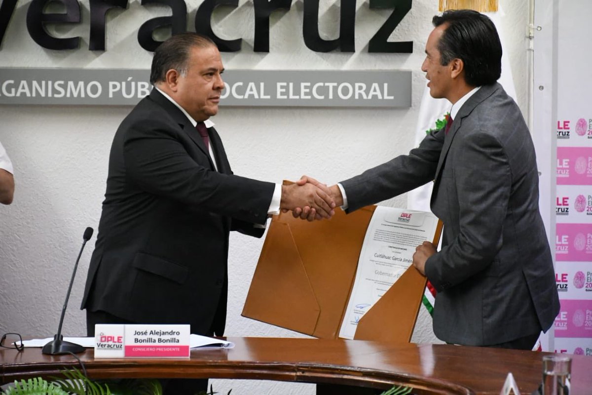 ople_Ver's tweet photo. El Presidente del OPLE, Alejandro Bonilla Bonilla entregó la Constancia de Mayoría que declara a Cuitláhuac García Jiménez, como Gobernador Electo del Estado de Veracruz. https://t.co/OtCjuIIyWI
