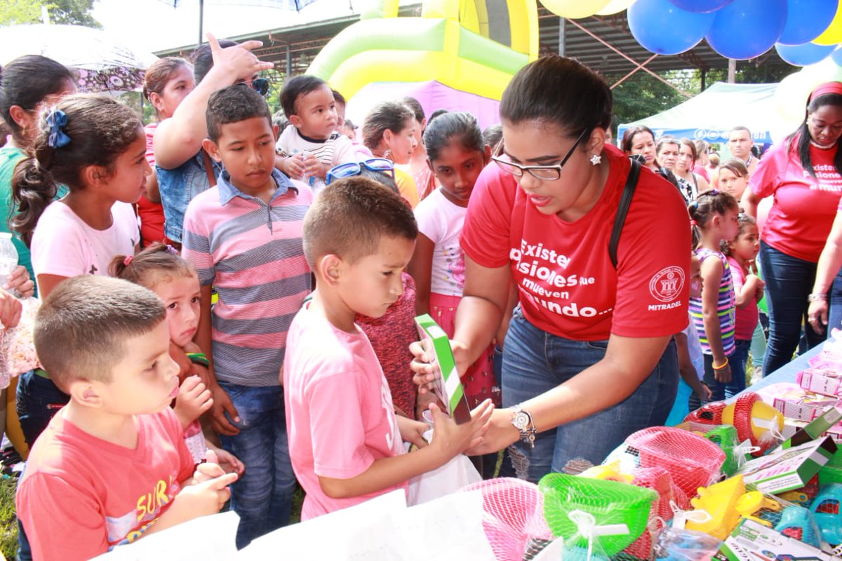 MitradelPma's tweet photo. Participamos junto a otras instituciones del Estado, del #DíadelNiñoylaNiña organizado por el Despacho de la @PrimeraDamaPma
en el corregimiento de los Anastacios, de Dolega, en la provincia de Chiriquí.

#EquipoDPD 
#TodoEsPorTi https://t.co/OyPzq86Gb7