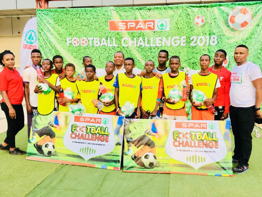 SPARNigeria's tweet photo. Prize presentation to the school teams during the #SchoolvsSchool Challenge in SPAR Enugu Mall.
#SPARFootballChallenge #SPARNigeria https://t.co/4uiYtmwLv8