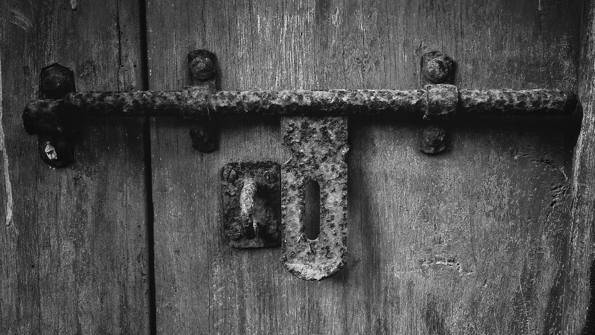 subraya's tweet photo. @HuaweiIndia #CaptureMooore #metals #details #texture #old #rust #blackandwhite #monochrome #pro #blackandwhitephotography https://t.co/rQGLWEBjk9