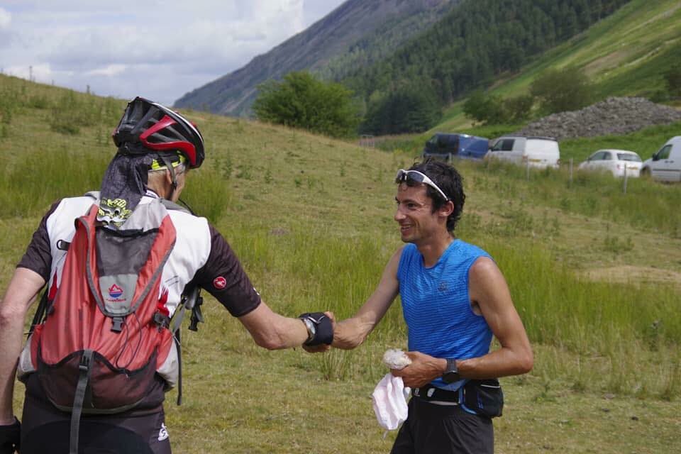 ultrescatalunya's tweet photo. 💣💥 KILIAN JORNET RÈCORD!
Esmicola en una hora el rècord de Billy Bland (1982) en la mítica Bob Graham Round, al Regne Unit, de 106km D+8000m
TEMPS NO OFICIAL 12h52'
Àntic rècord 13h53'
📷 @WildGingerFilms
#BobGrahamRound #BGRecord #bobgrahamrecord #BGR https://t.co/cV5hCrxC0m