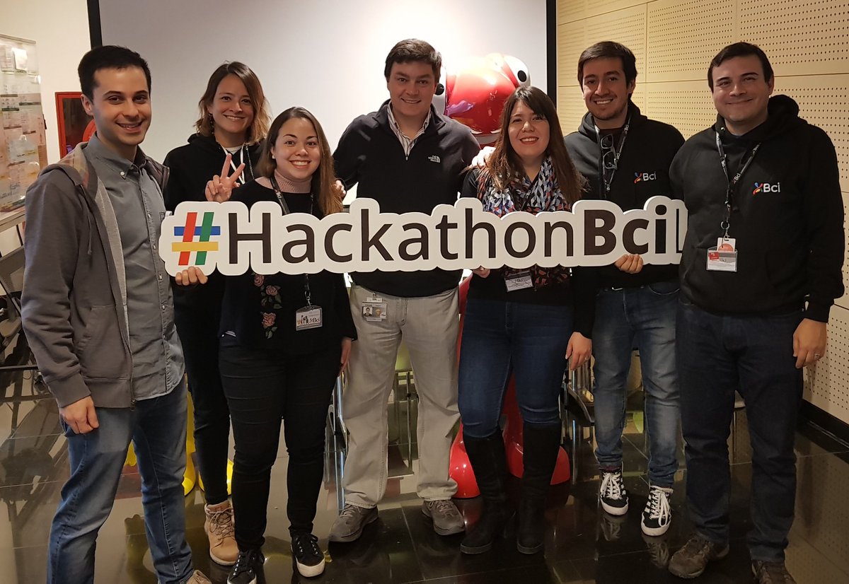 edopooley's tweet photo. Parte del equipo de marketing de @BancoBci  en #HACKATHONBCI de  #LabsBci !! https://t.co/sl6HJhOAxe