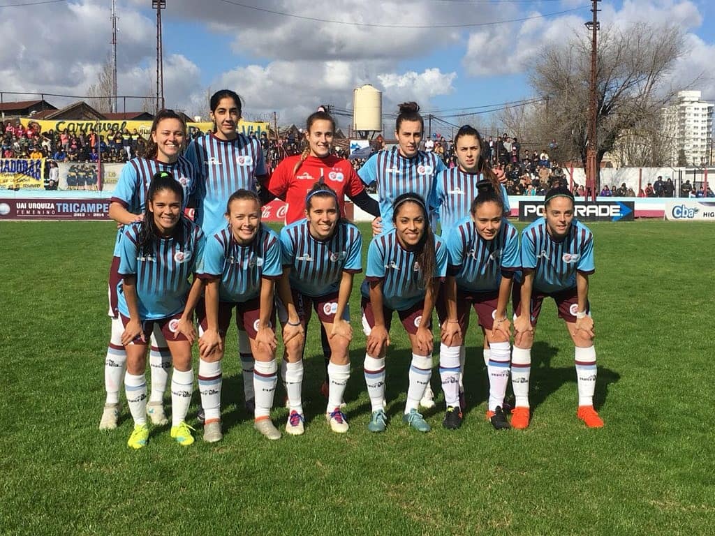 CirculoCentral9's tweet photo. #UAIUrquiza venció 4-0 a #Boca (Global: 5-2) y se quedó con la Copa de Oro en Villa Lynch.

⚽ Larroquette, en tres ocasiones, y Bonsegundo marcaron para el conjunto local.

#UAIUrquiza será el representante de Argentina en la Copa Libertadores 2018.
#FutbolFemenino https://t.co/cCud7gOJvf