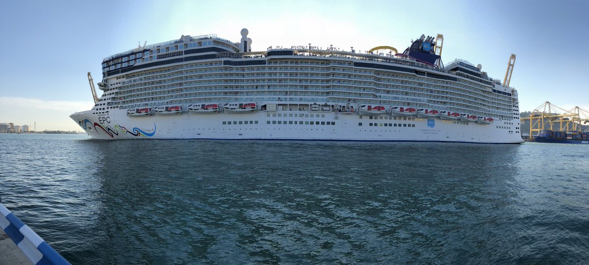 rok_schuster's tweet photo. Zdej je šla mimo #Norwegian_Epic https://t.co/qGQN3ATk14