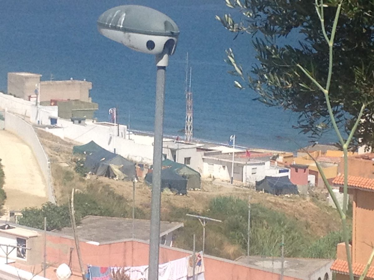 FronterasFiltro's tweet photo. Fuerzas auxiliares de #Marruecos instala más tiendas de campaña cerca a la valla del #Tarajal #Ceuta 

Su misión: impedir el acercamiento de #migrantes al perímetro fronterizo de la #FronteraSur de #Europa

#ExternalizaciónFronterasEU 

Vía: @rigli36 https://t.co/qWJDwYF85Q