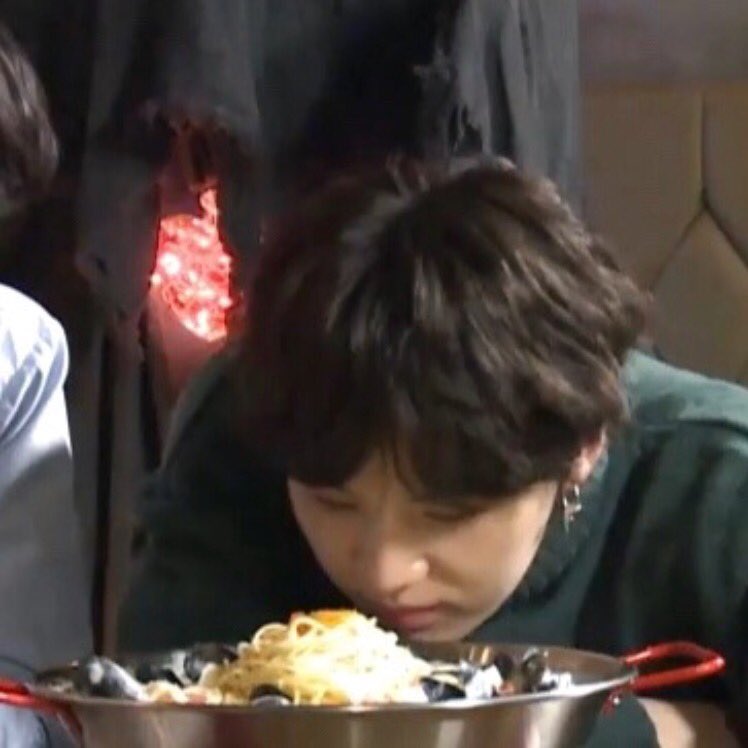 glowingsuga's tweet photo. curious kitten https://t.co/CQMn0Qcj8Q