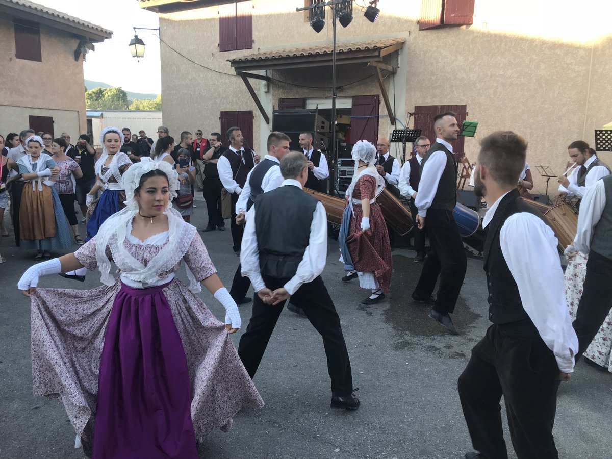 ALouisMars's tweet photo. Festival international de Folklore à Château-Gombert: Un grand merci à tous les bénévoles, les artistes et au Roudelet @felibren pour cette soirée d'ouverture chaleureuse sous le signe de la découverte des folklores et du voyage. #FIFCG https://t.co/LPNRUXkrWw