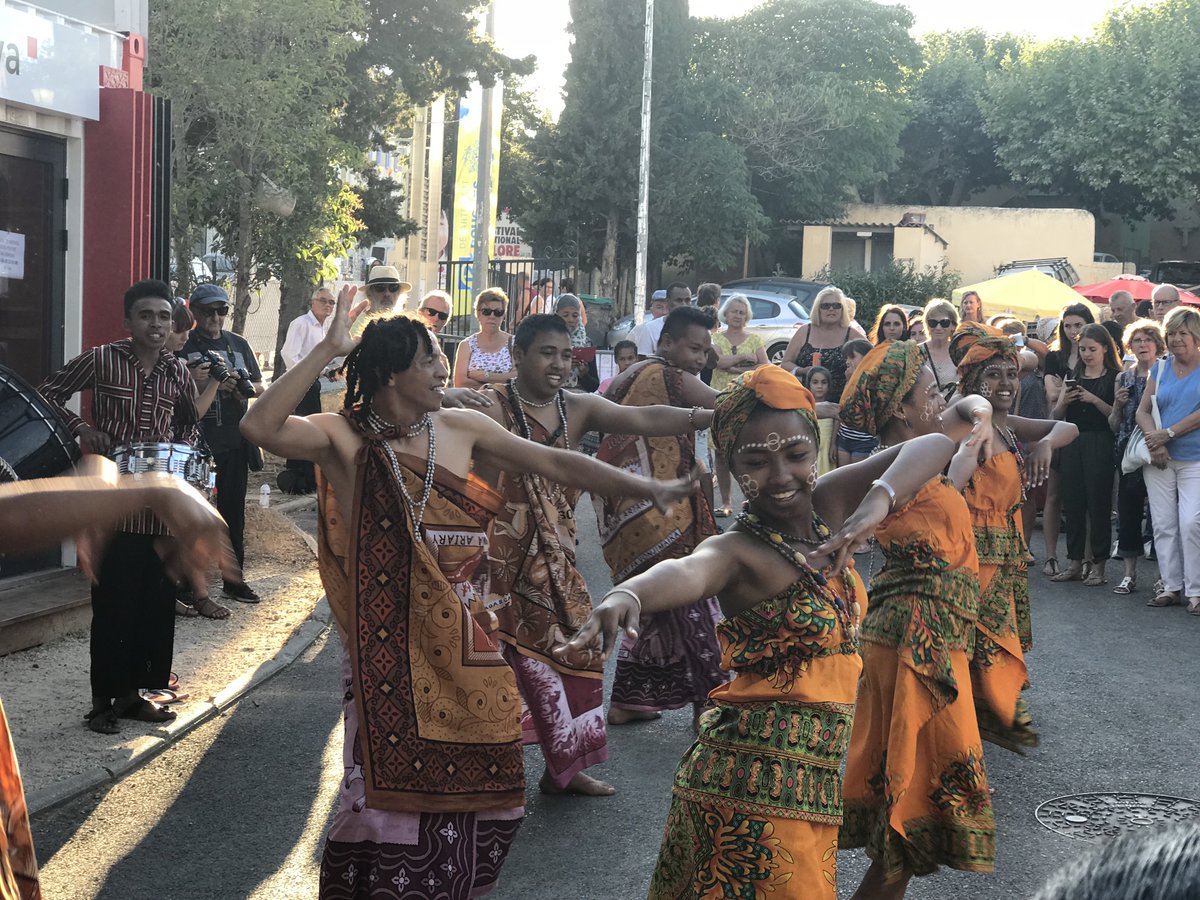 ALouisMars's tweet photo. Festival international de Folklore à Château-Gombert: Un grand merci à tous les bénévoles, les artistes et au Roudelet @felibren pour cette soirée d'ouverture chaleureuse sous le signe de la découverte des folklores et du voyage. #FIFCG https://t.co/LPNRUXkrWw