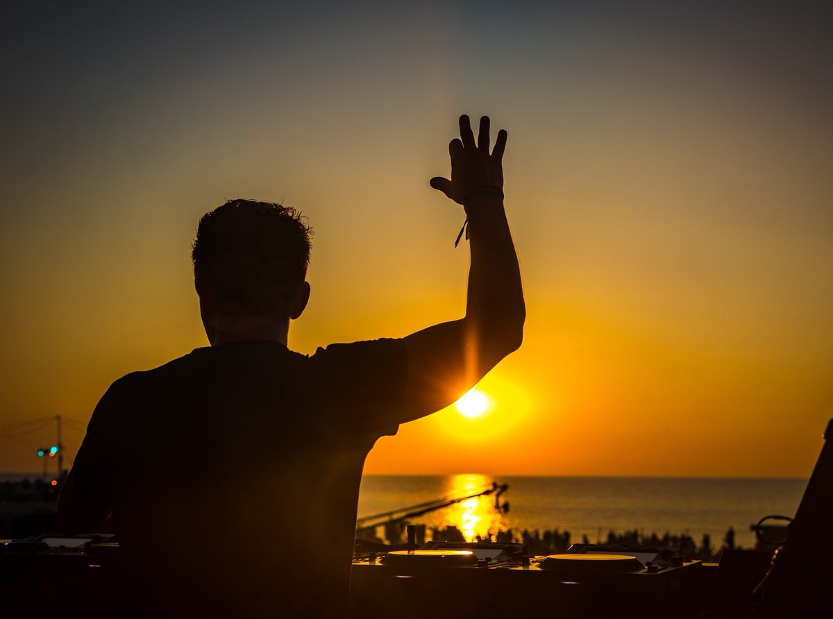 feddelegrand's tweet photo. Beach parties are life 😎 #nextweek #WeGoGRAND at #Sunbeats #texel https://t.co/51BJnL70RH https://t.co/QMVLFj55bT