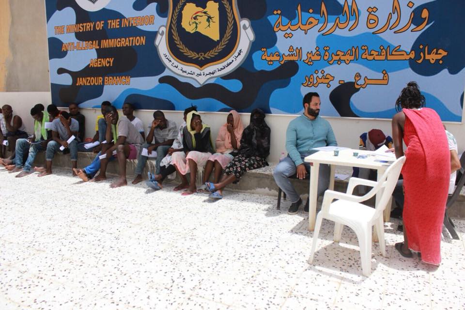 dernawi99's tweet photo. زارت المنظمة الدولية للهجرة IOM، جهاز مكافحة الهجر غير الشرعية فرع #جنزور، لإستكمال إجراءات المهاجرين من دولة كودي فوار، حتى يتم ترحيلهم قانونين إلى بلادهم. https://t.co/YST5SDXmlH