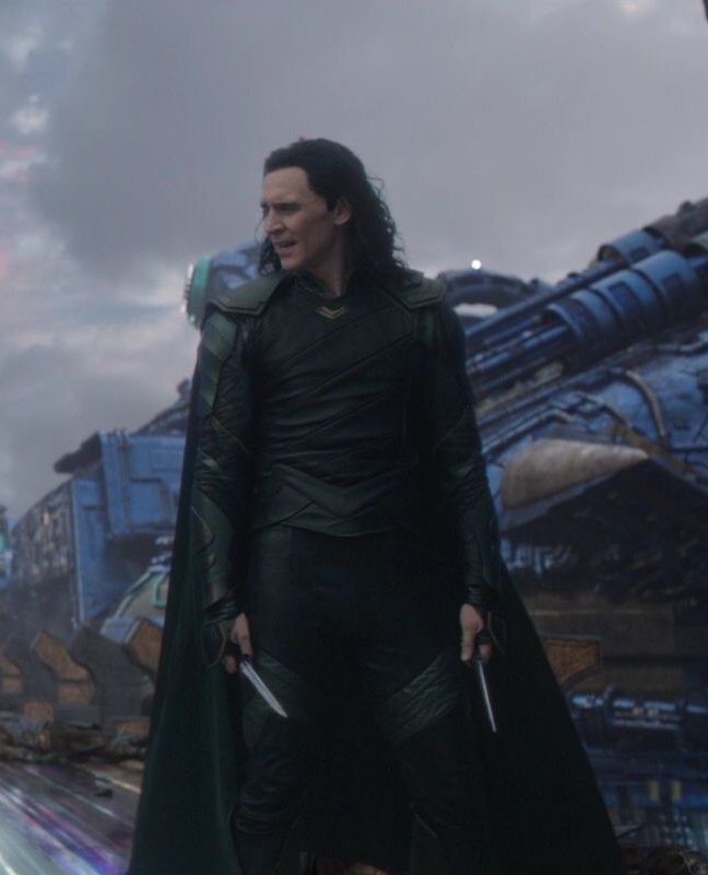 Loki's cape on Sakaar had a yellow inside but then in Asgard he arrived with a green one, this bitch really took the time to find a different cape to better match his aesthetic and i respect him for it