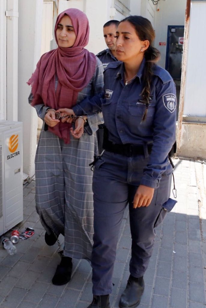 Yaziyor's tweet photo. Yüzündeki tebessüm ve vakur duruş, Müslüman tavrının tablosu gibi. Ama elindeki kelepçe ve ayağındaki pranga Ümmet-i Muhammed’in aczinin tablosu. Ah benim kardeşim..!
Ebru Özkan https://t.co/BVq9X2fFH4