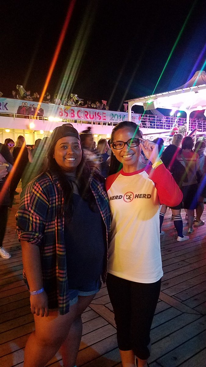 beach_angel05's tweet photo. #Happybirthday to one of my favorite fangirls, @catsiena! I can't wait to experience many more shenanigans and have more epic concert moments with you!!! ♥️🎉👯‍♀️

#fangirls #comicon #olddominion #watershed #anthonymackie #friends #seattlecrew #ktbspa #bsb https://t.co/mZsF44f05v