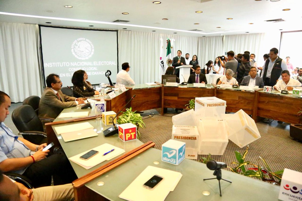 RaulBCCue's tweet photo. Hoy recibí la Constancia como Senador de la República electo, será un gran orgullo servir a los oaxaqueños desde la más alta tribuna de la nación. Seremos una oposición responsable, respetuosa y haremos equipo por México. https://t.co/6wOL3jLisa