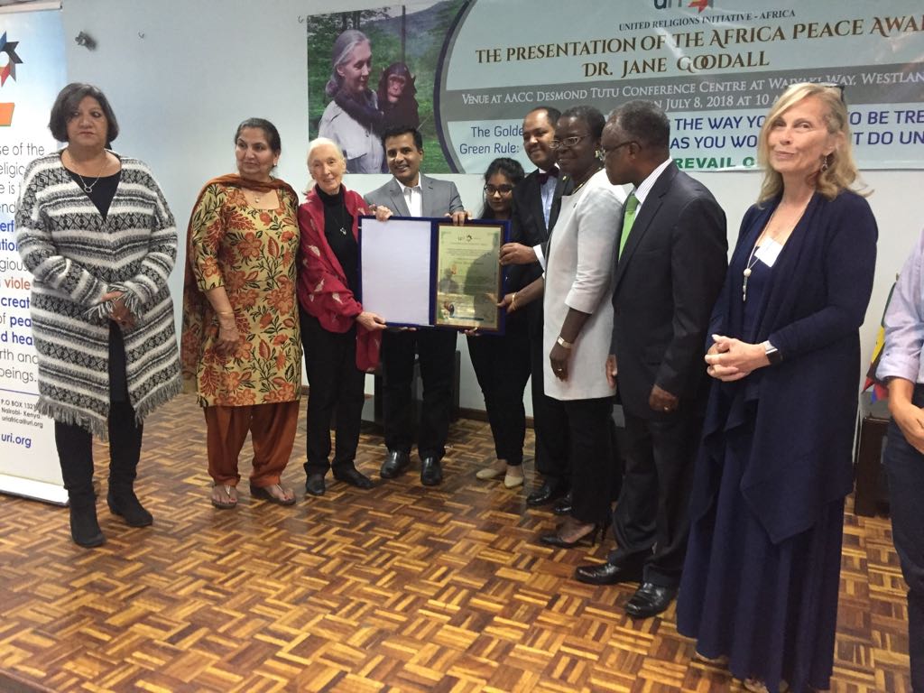 Kjulybiao's tweet photo. Presentation today of Africa Peace Award to  Dr. Jane Goodall by United Religious Africa. Respect of the GOLDEN RULE is the foundation for peace: "treat your neighbor in a way you want to be treated" 
@UNEnvironment @EEnvironnent @r_undgesa https://t.co/je7OPZK8ai
