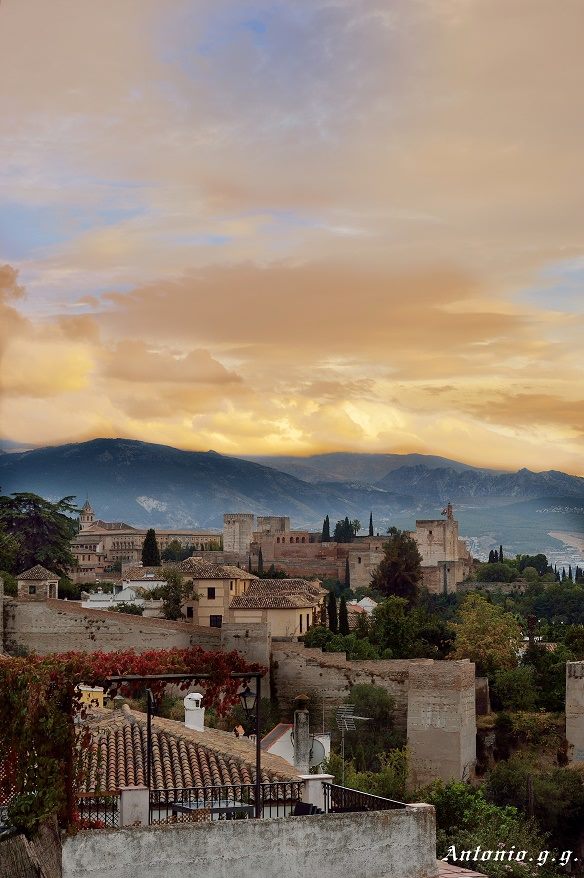 PlanesGranada's tweet photo. Los colores de un atardecer, desde el Mirador de San Cristóbal.. Foto de Antonio G.G. #PlanesGranada https://t.co/3JcxpK6vTf