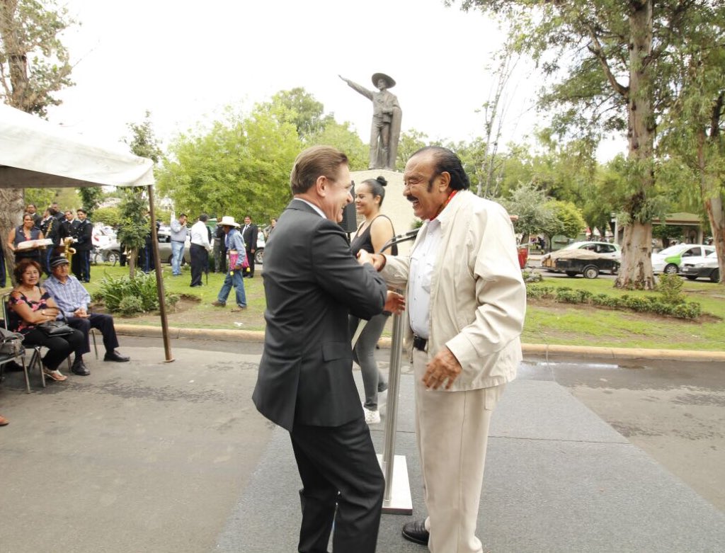 Brindamos merecido homenaje a Miguel Ángel Gallardo, compositor del tradicional Corrido de Durango. Un gusto saludar a Don Pedro Ávila Nevárez, así como a todos los que nos acompañaron en este emotivo evento. #Durango455.