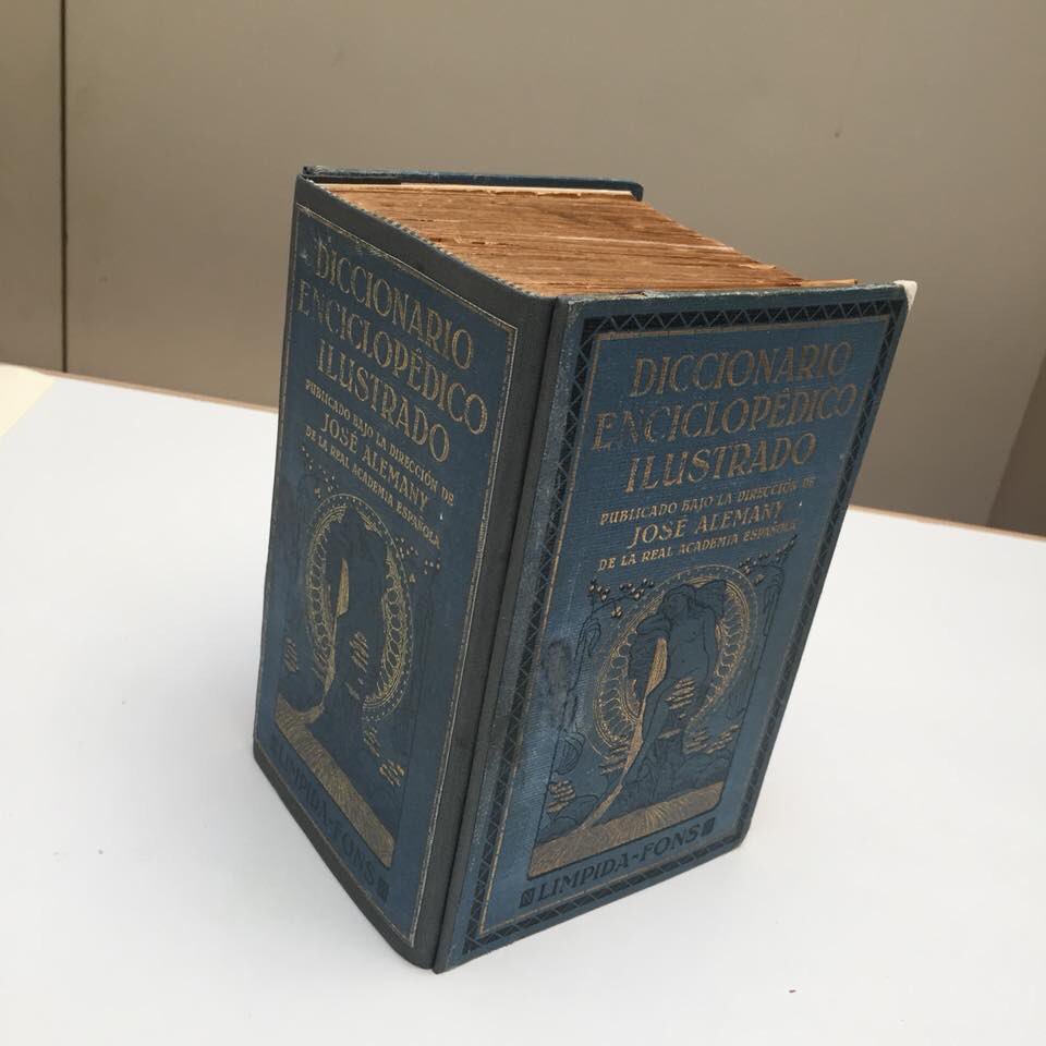 aquí teniu un diccionari enciclopèdic de l’any 1925 que hem acabat de restaurar. Presentava varis  desperfectes, sobretot al llom. llibres amb una tripa de 10,5 cm ja no se’n fan!
El taller de Ravals Taller #ravalstaller #restauraciódellibres #restauraciódedocuments #sabadell