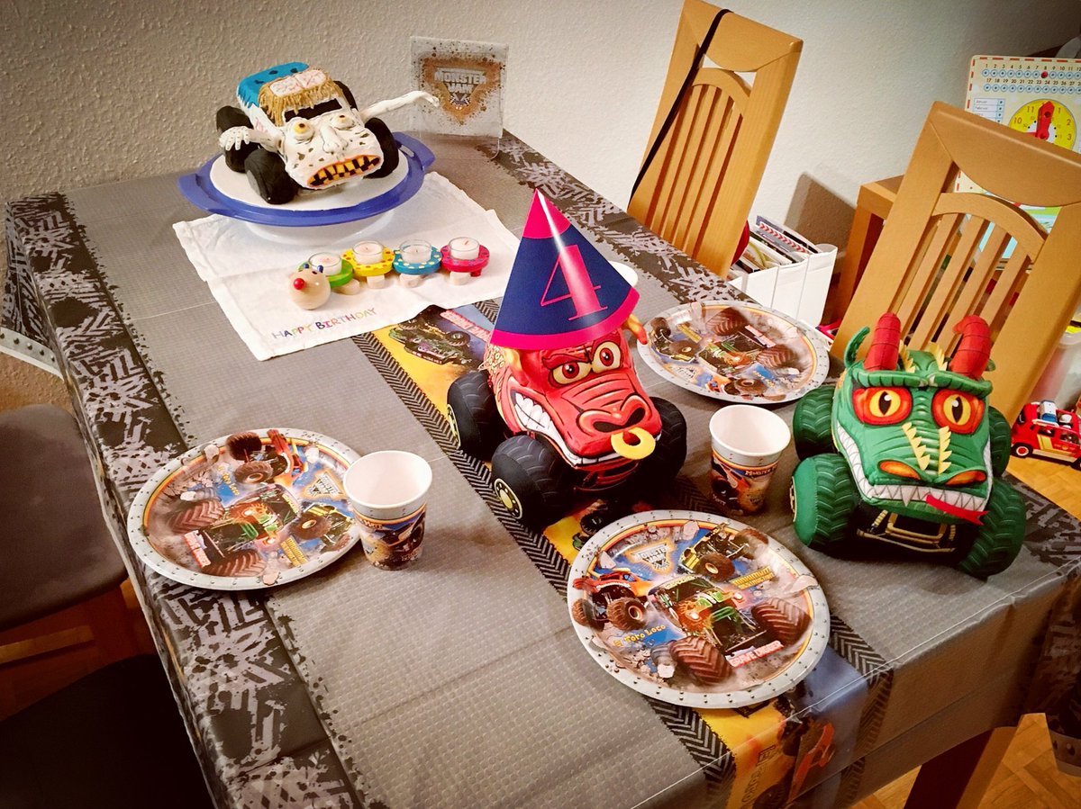 tigermaus8's tweet photo. Natürlich war auch der Geburtstagstisch für das #Quäppchen ganz im Stil von #MonsterJam hergerichtet. 🎁🎂
#monsterjamparty #monsterjamfans #monsterjamlovers https://t.co/wdFFCjD1dp