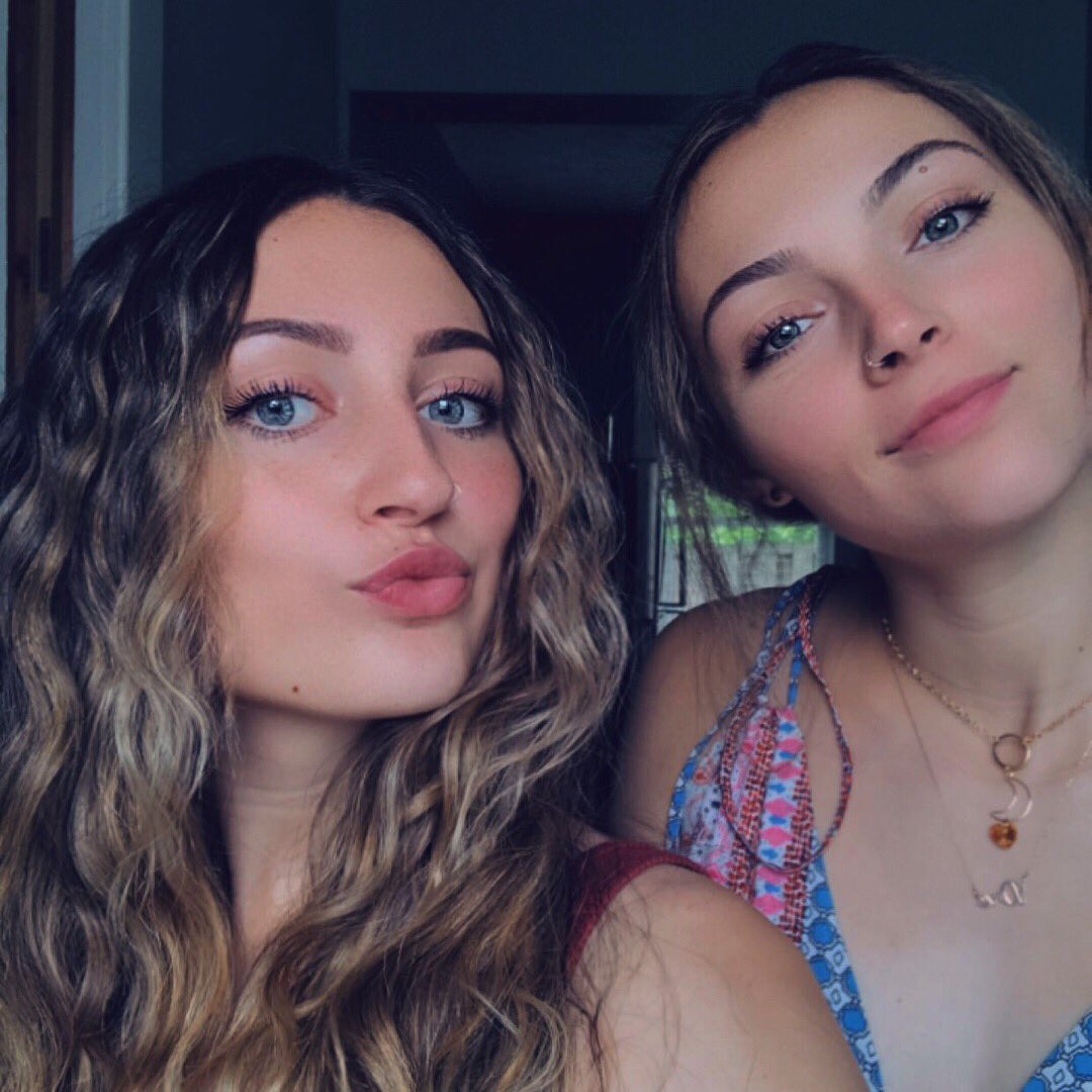 Mickienotmouse_'s tweet photo. Happy birthday sissy bug!!! Thank you for being my forever bff, I love you 👯‍♀️💛 https://t.co/qPa388T55b