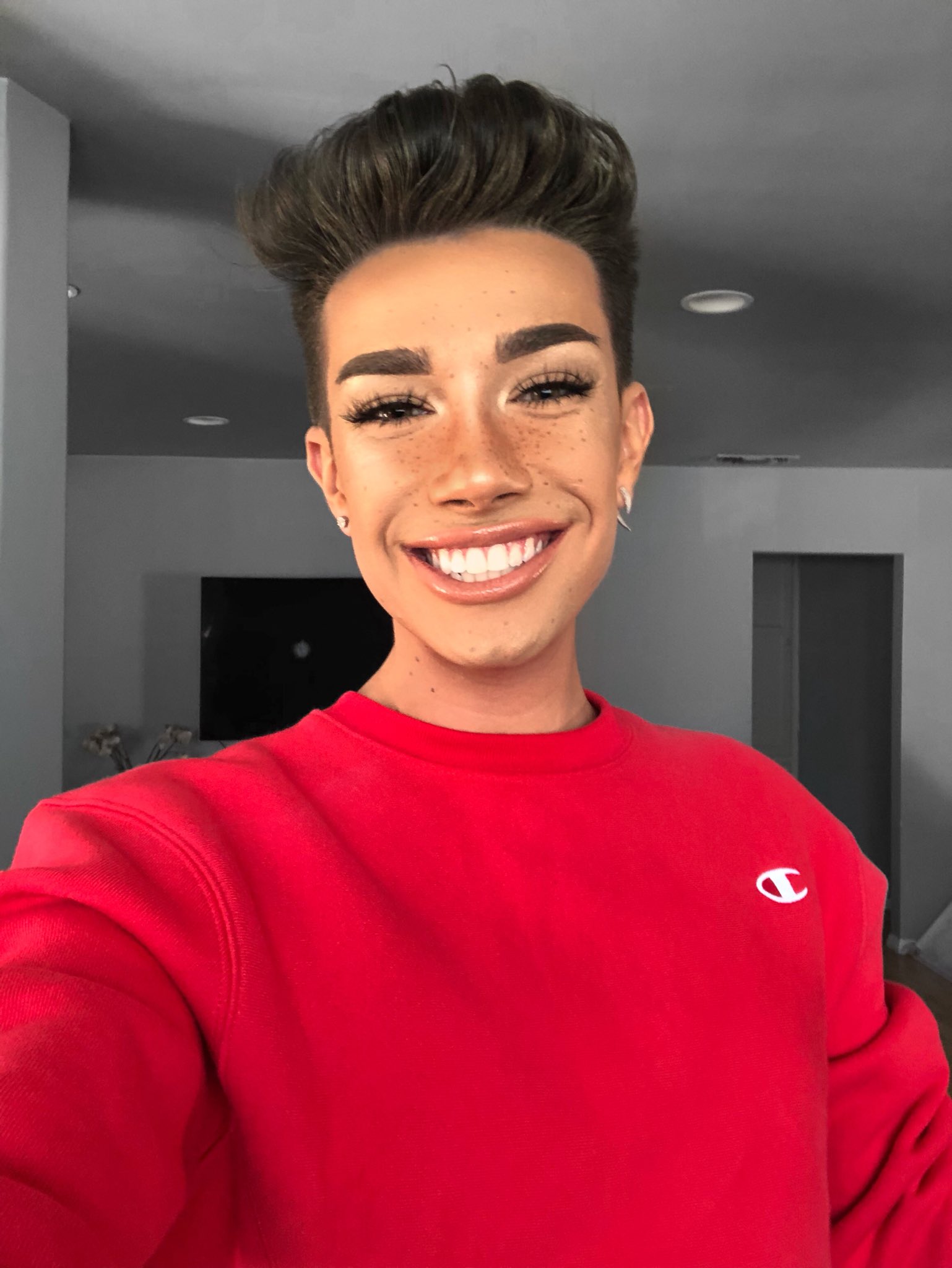 James Charles on Twitter: "happy sunday #sisterselfies. 