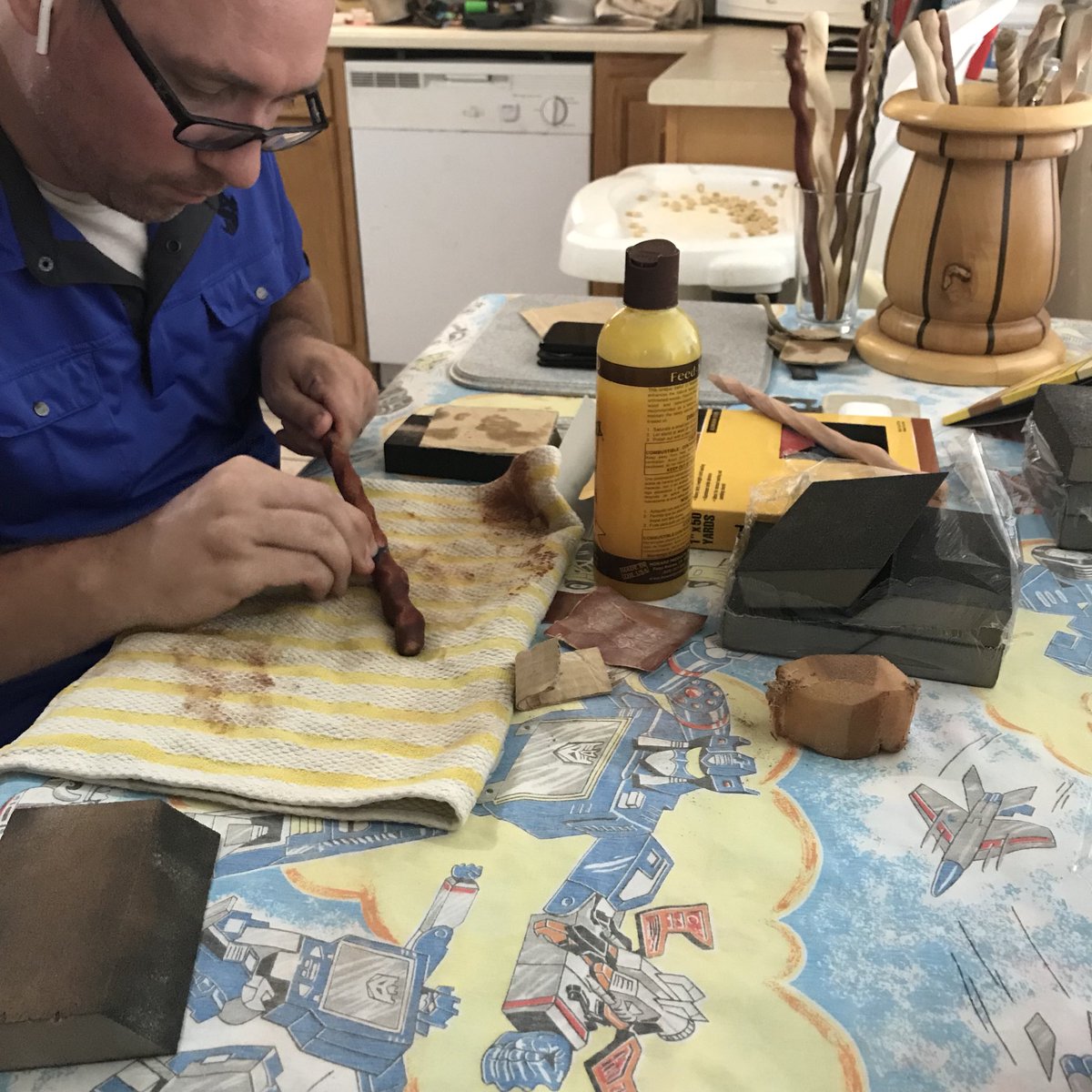 darcicoleauthor's tweet photo. Mr. Colevander just putting the final touches on a batch of wands 😍 #colevanders #colevanderswands @colevanders https://t.co/Y5G4N3IBo3