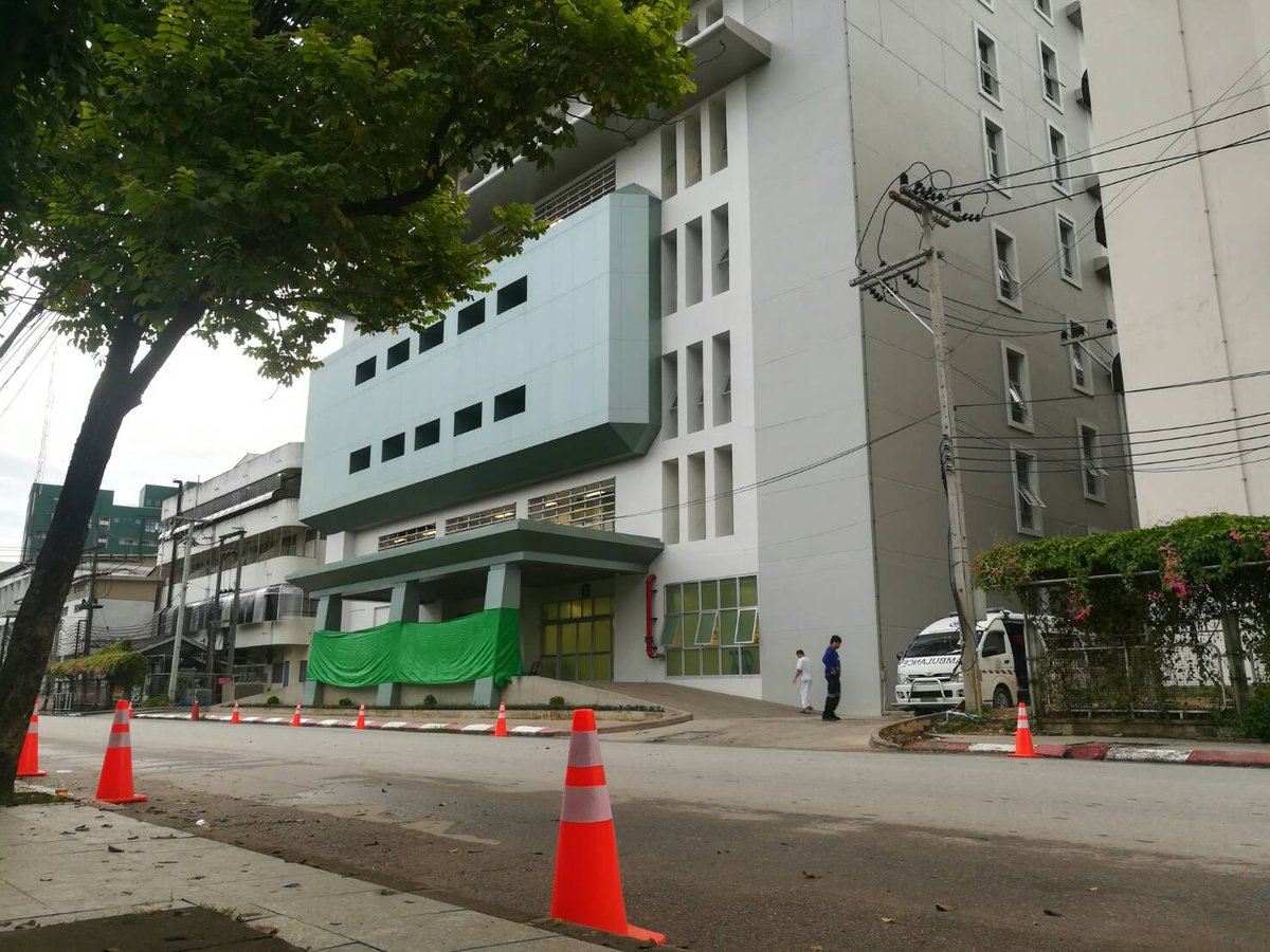 WorkpointShorts's tweet photo. 6.07 น.
จันทร์ 9 ก.ค.
.
บรรยากาศเช้านี้ ที่รพ.เชียงรายประชานุเคราะห์ ยังไม่มีฝน
.
#WorkpointNews #ถ้ำหลวง #พาทีมหมูป่ากลับบ้าน #ThaiCaveRescue https://t.co/MBVvfTpy7o