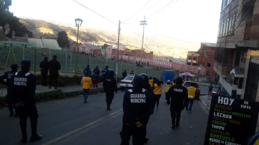 SubMaxParedes's tweet photo. #LaPaz #MaxParedes Trabajamos por la seguridad de los vecinos.
Personal de la Subalcaldía en trabajo conjunto con #IntendenciaLP, Seguridad Ciudadana y la Policía Boliviana realizaron operativo de control de venta y consumo de bebidas alcohólicas en los campos deportivos. https://t.co/kpCZcgei2Z