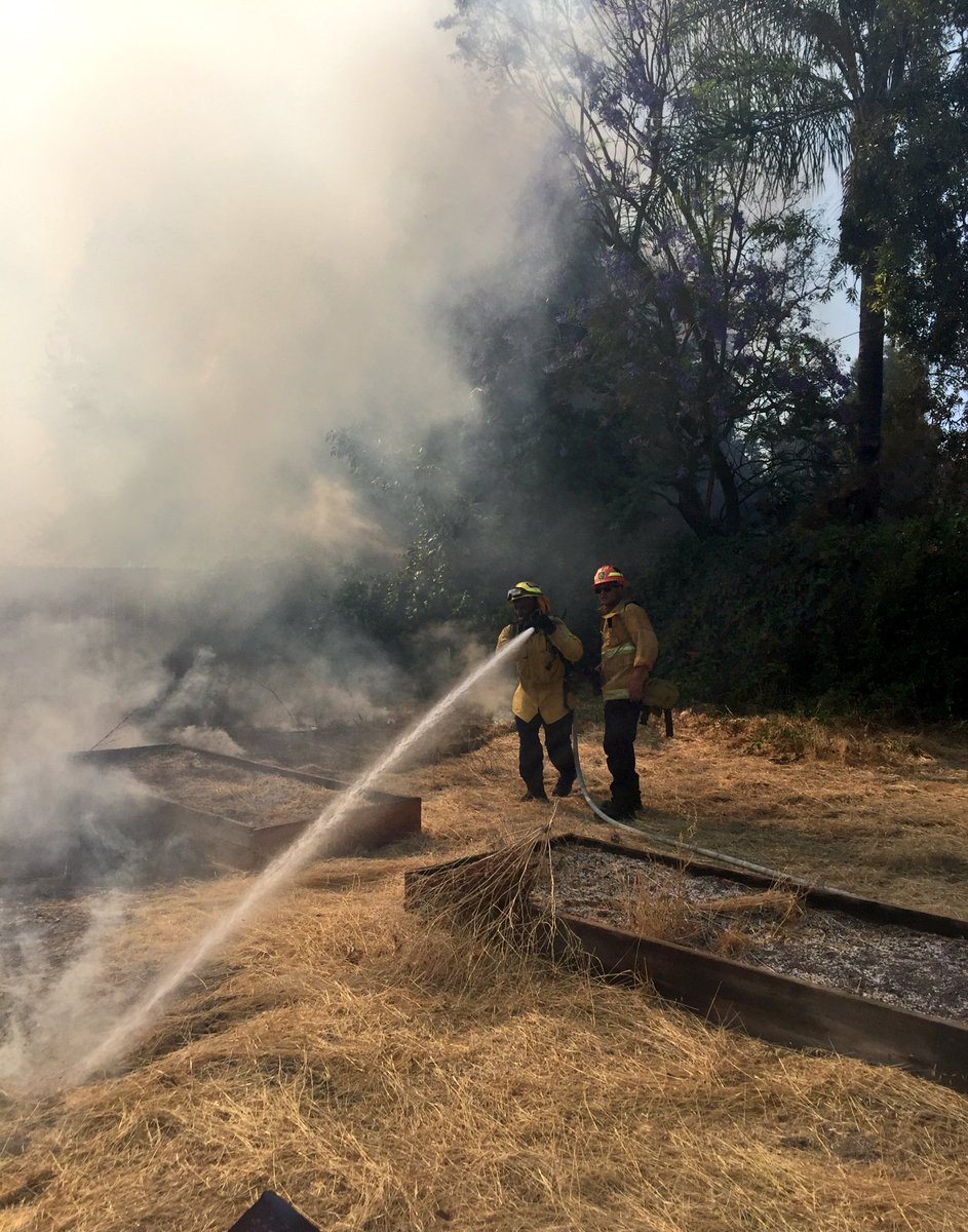 ValleyFireScan's tweet image. Great work by @LAFD knocking down a brush fire in Chatsworth. Approx 1 acre of grass and brush in a field with multiple structures exposed. All were saved