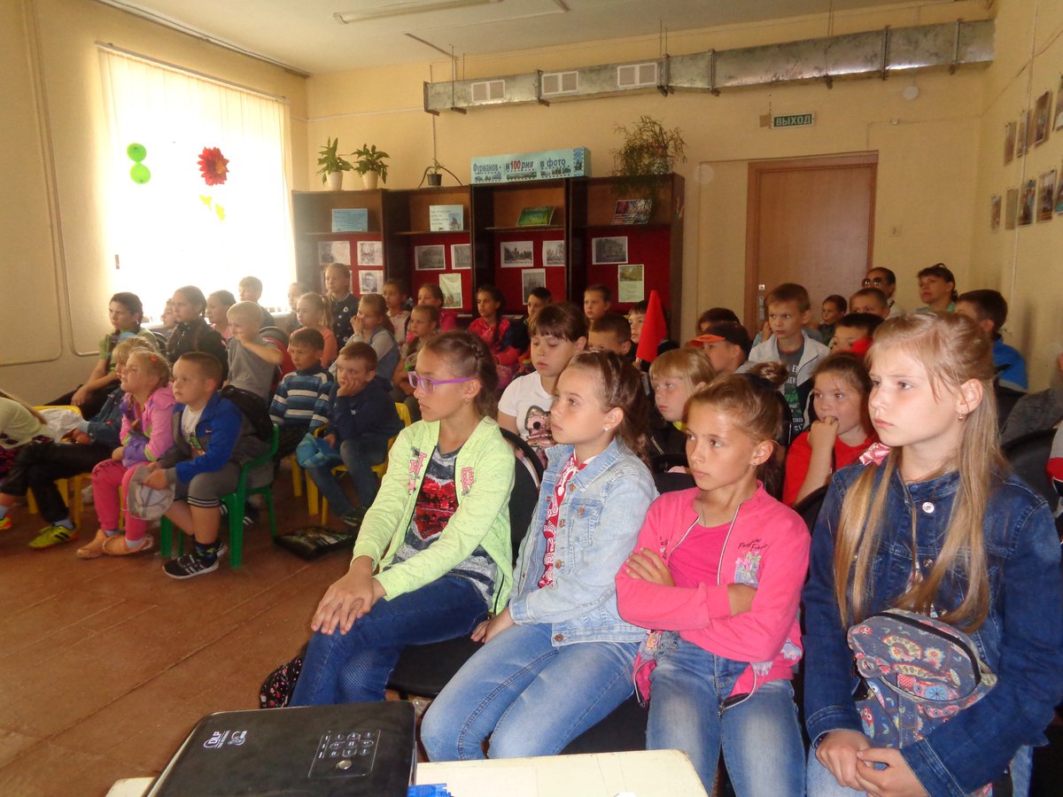 В рамка празднования Дня семьи, любви и верности 6 июля в Городской библиотеке для ребят из летнего лагеря школы № 3 прошел познавательно-игровой час "Семья - любви великой царство"