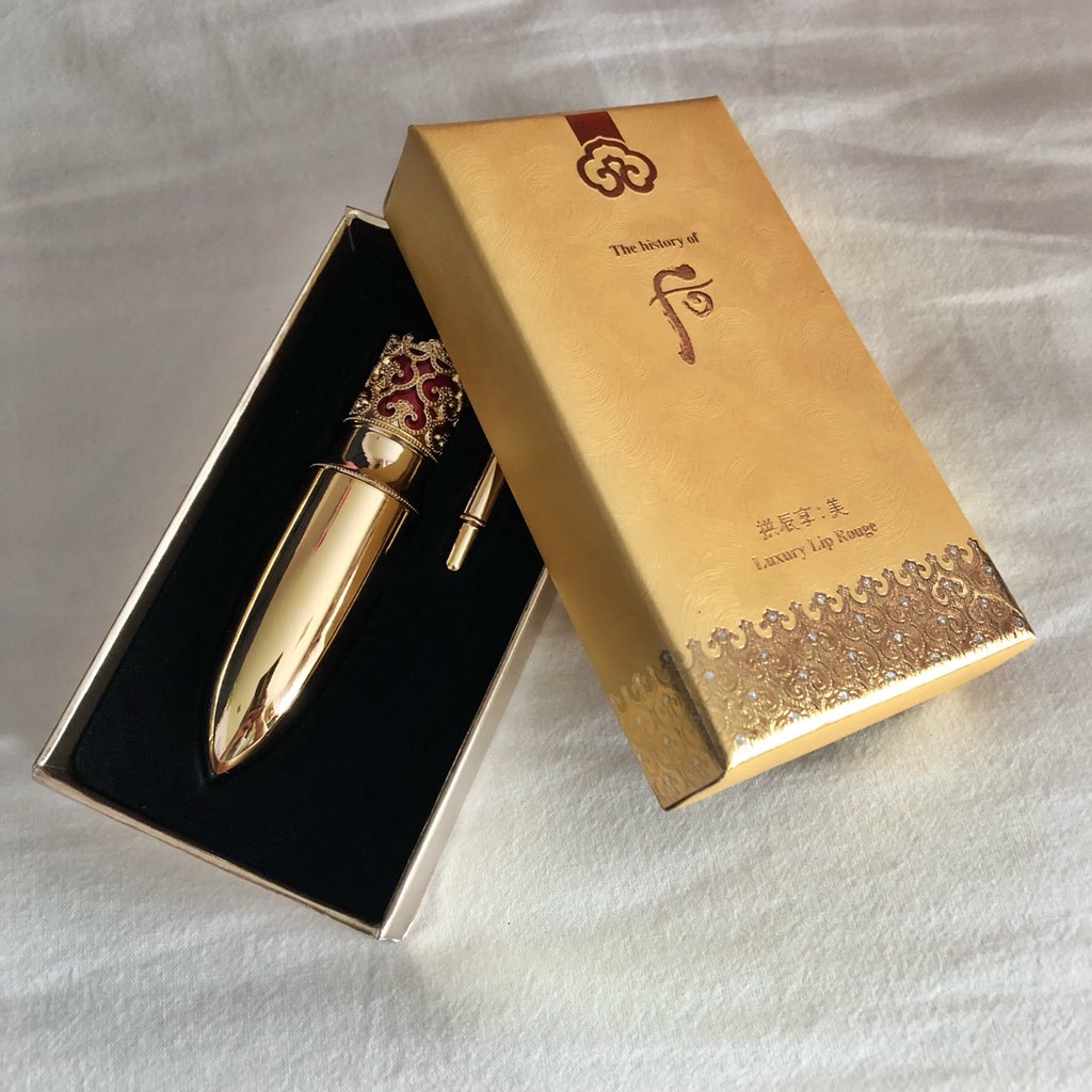 Viviennewonder's tweet photo. มาครับ แจกอีก History of Whoo Luxury Lip Rouge สี Royal Red อันนี้เป็นของใหม่นะจ๊ะ เนื้อดีมาก ทาแล้วเป็นบำรุงในตัวด้วย แท่งนี้เกือบ 2000 บาท เอาไปเลยแค่ RT + FOLLOW รีครบ 10K แจกจ้า https://t.co/jgrPVj5Nmp