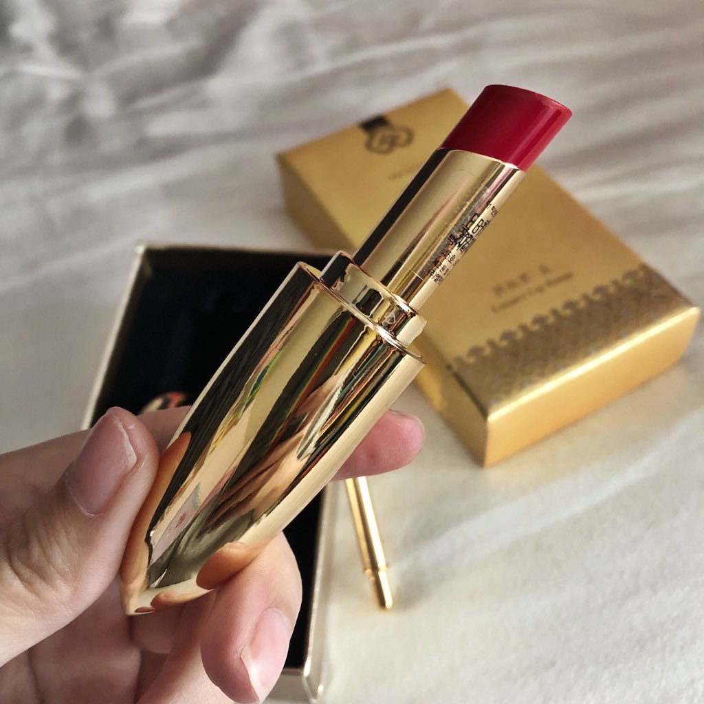 Viviennewonder's tweet photo. มาครับ แจกอีก History of Whoo Luxury Lip Rouge สี Royal Red อันนี้เป็นของใหม่นะจ๊ะ เนื้อดีมาก ทาแล้วเป็นบำรุงในตัวด้วย แท่งนี้เกือบ 2000 บาท เอาไปเลยแค่ RT + FOLLOW รีครบ 10K แจกจ้า https://t.co/jgrPVj5Nmp