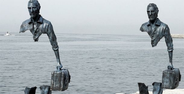 alonsotoro's tweet photo. Conmovedoras las esculturas de Bruno Catalano sobre Los Emigrantes. https://t.co/3N8nx30bgW