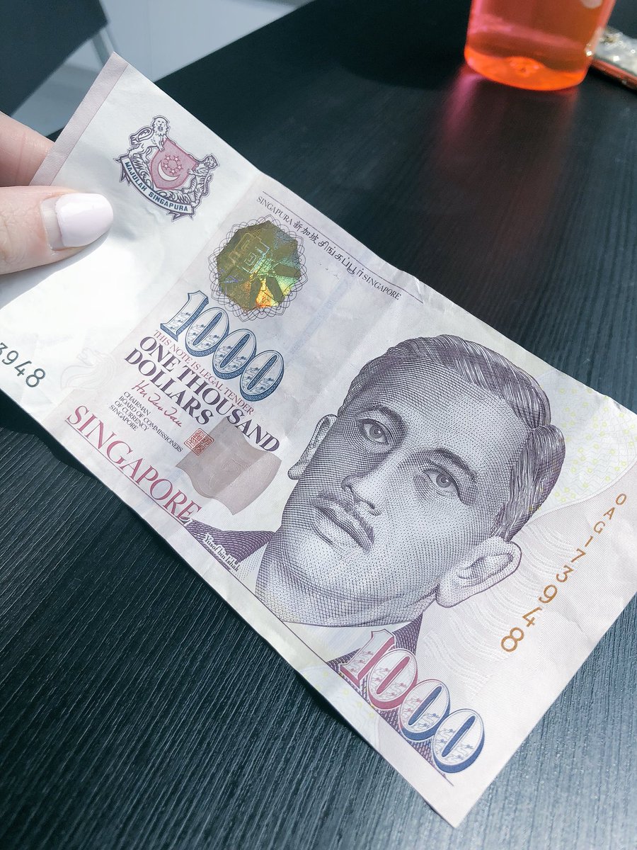 _Ksysha's tweet image. Просто одна гребенная бумажка на которую можно жить месяц, ну постараться прожить.