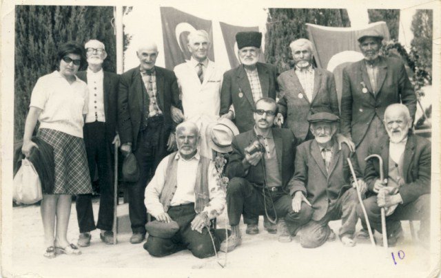 Çanakkale Gazileri 10 Ağustos törenlerinde birlikteler. Oturanlar soldan sağa; Gazi Mehmet Kurtdere,  Şahin Aldoğan, Gazi Hüseyin Akdoğan. Ayaktaki soldan baştaki Gazi Süleyman Ünal (Arap Kahya). Ortada beyaz ceketli Avustralyalı bir gazi.