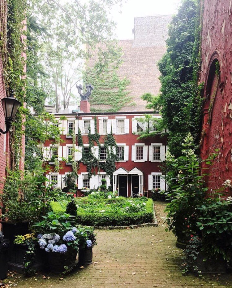 walkerhotels's tweet photo. One of #NYCโs many not-so-secret enclaves: #GroveCourt, nestled between Numbers 10 and 12 Grove Street, is one of the most charming streets of Greenwich Village. #inspiredbywalker (๐ธ: @lalatsang) https://t.co/fKa2AdMCWe