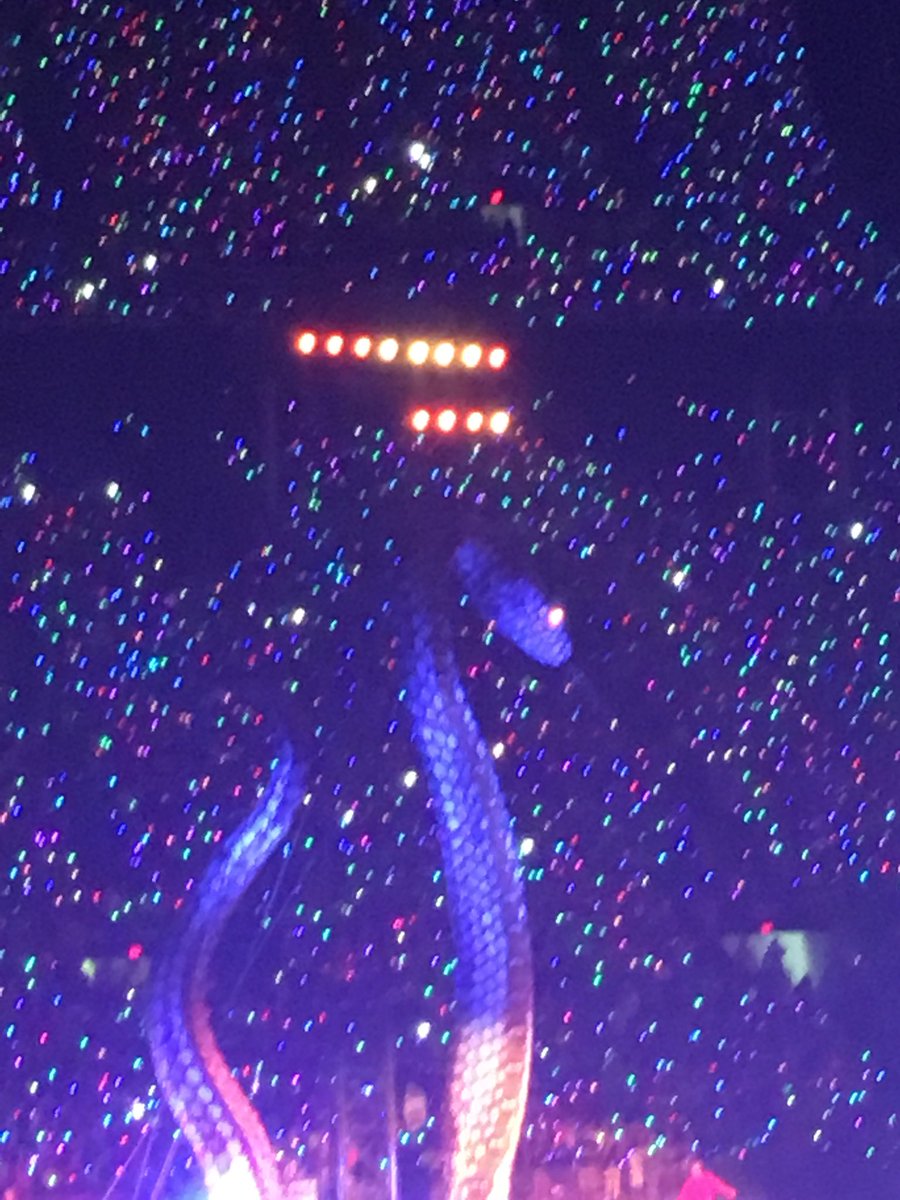 ohhhitskat_'s tweet photo. This was so aesthetically pleasing last night 😍😍#RepTourColombus https://t.co/vpNjDoGMZu