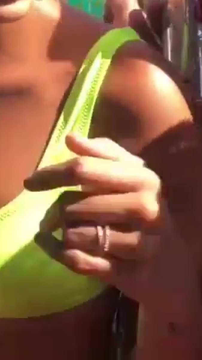 biebohappy's tweet photo. Hailey le dio la vuelta al anillo para que nadie lo vea pero es muy tarde ya tenemos fotos hasta cuando le costo a Justin JAJAJANA https://t.co/8vbX7mZm0u
