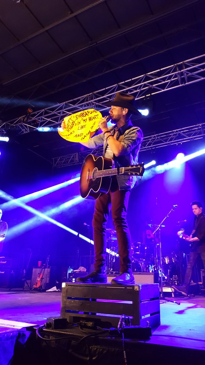 lilielalonde's tweet photo. @BrettKissel en show c'est ca ! De l'énergie, de la folie, un énorme coeur et du fun !! 90 min de pur bonheur et Quebec sa tournée #wewerethatsongtourpart2 vient chez nous à l'automne!
#Montreal #StEphrem #Temiscaming il reste des billets!
Va vite sur son site pour les infos! https://t.co/89gOe5898I