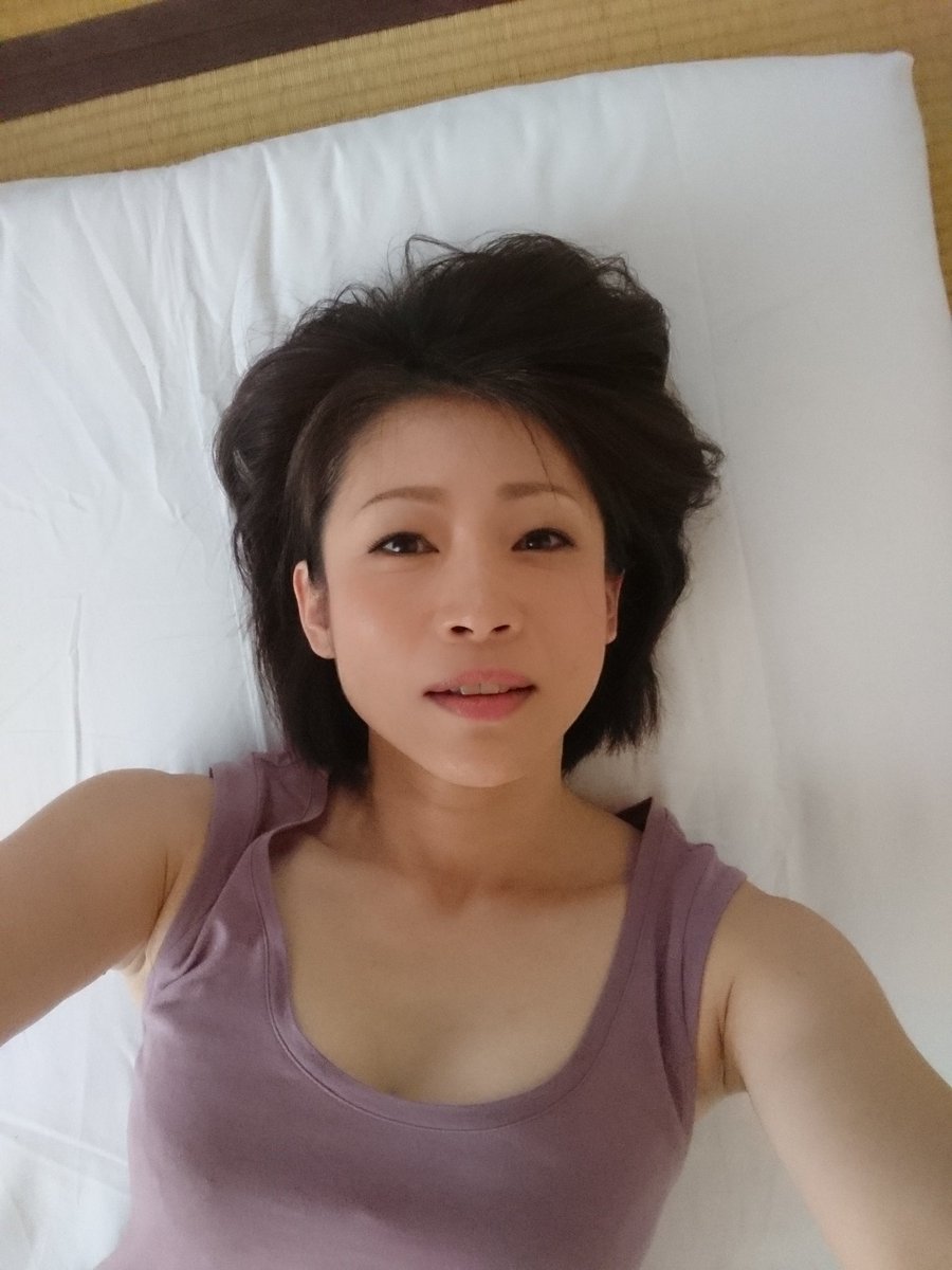 Uzivatel 友田真希 Na Twitteru おはようございます ジメジメしてますね 昨日は撮影でした これが以外と大変で 全身筋肉痛 日頃ジムで運動してますが 太刀打ち出来なかった 首 あご 肩 腕 と不思議な場所の筋肉痛です トレーニングしてる気分だったわ