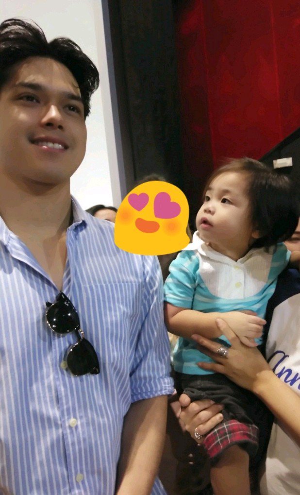 fortuno_love's tweet photo. soooo cuteeee na starstruck din si baby AEO kay @SuperElmo https://t.co/q55FplBhDA
